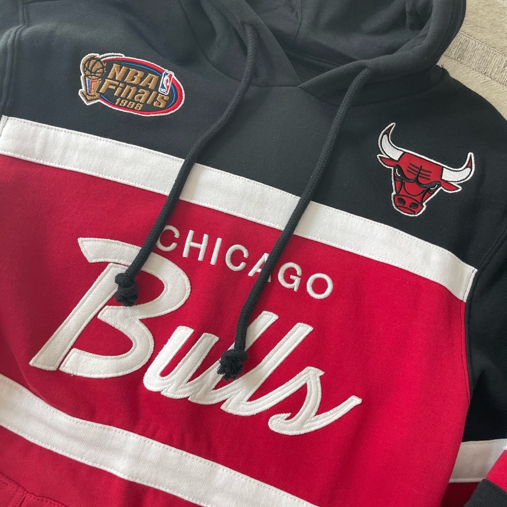 Mitchell & Ness Chicago Bulls hoodie ❤️🖤 - Picture 2 of 5